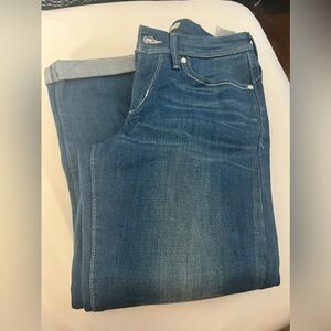 New kinda fits like capris no tag just tried on